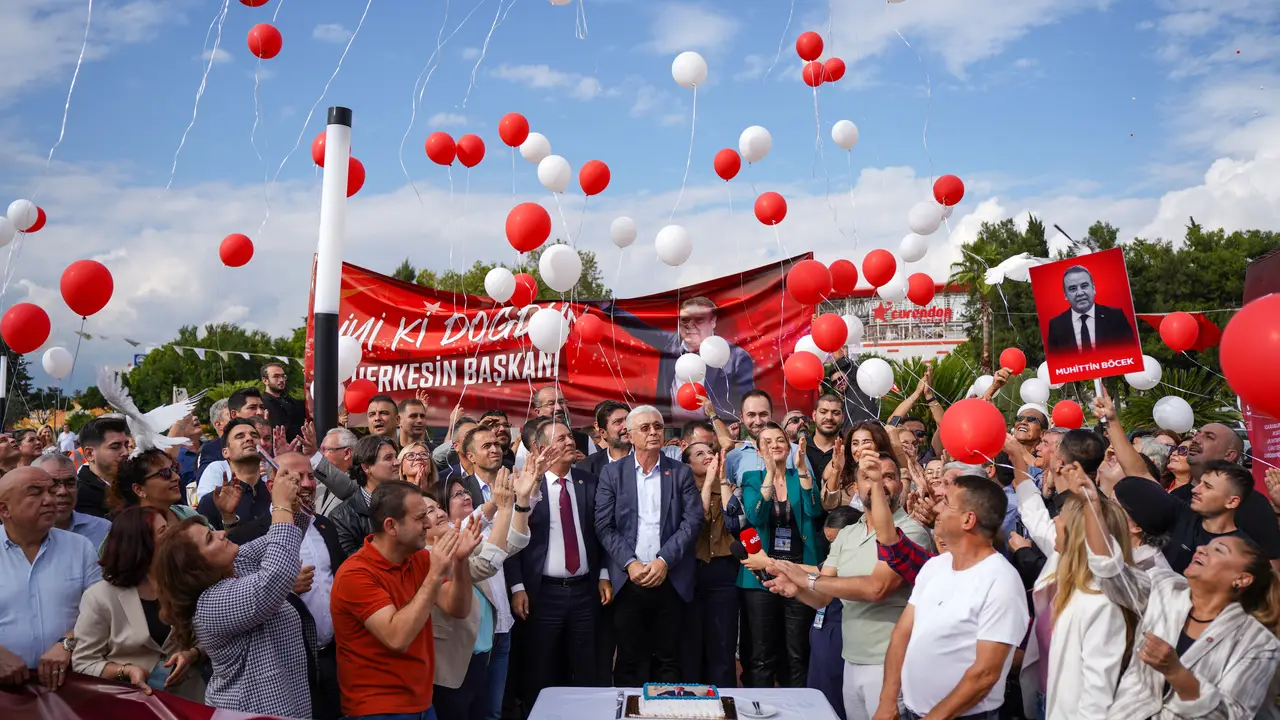 tutuklu-muhittin-boceke-altin-portakalda-guvercinli-kutlama-4.webp
