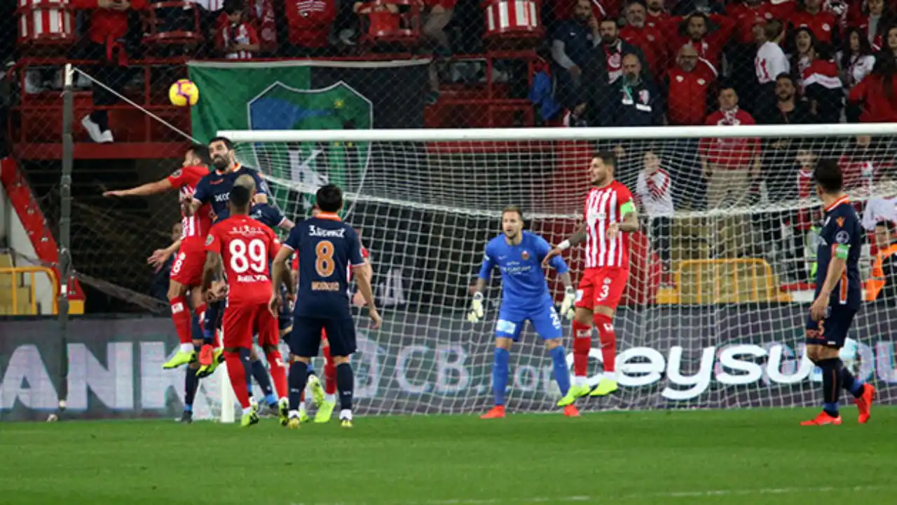 akdenizgercek-antalyaspor-basaksehir-2.webp