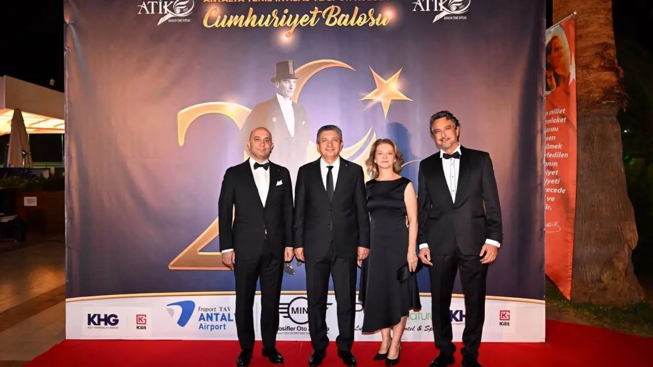antalyada-atikten-cumhuriyet-balosu-102-yila-berkayli-kutlama-2.webp