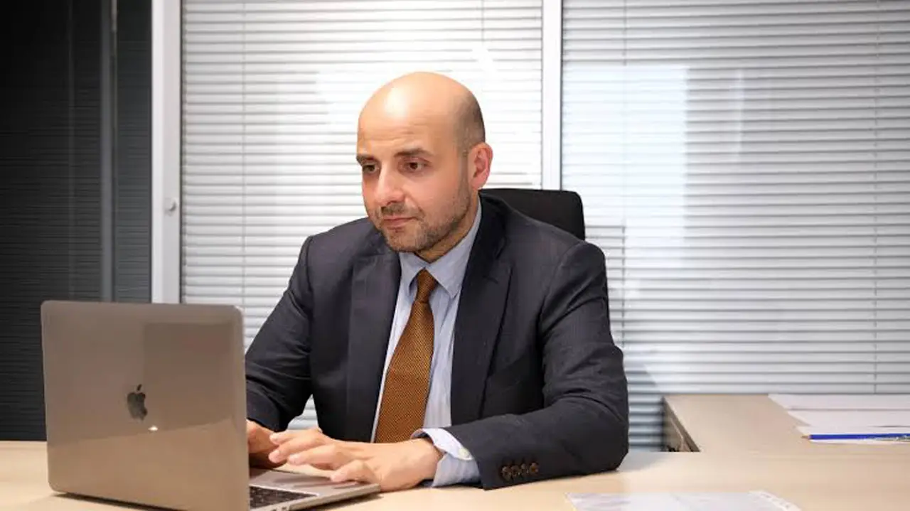 antalyadan-uyari-2030da-yapay-zeka-kullanmayan-meslekler-bitecek-3.webp