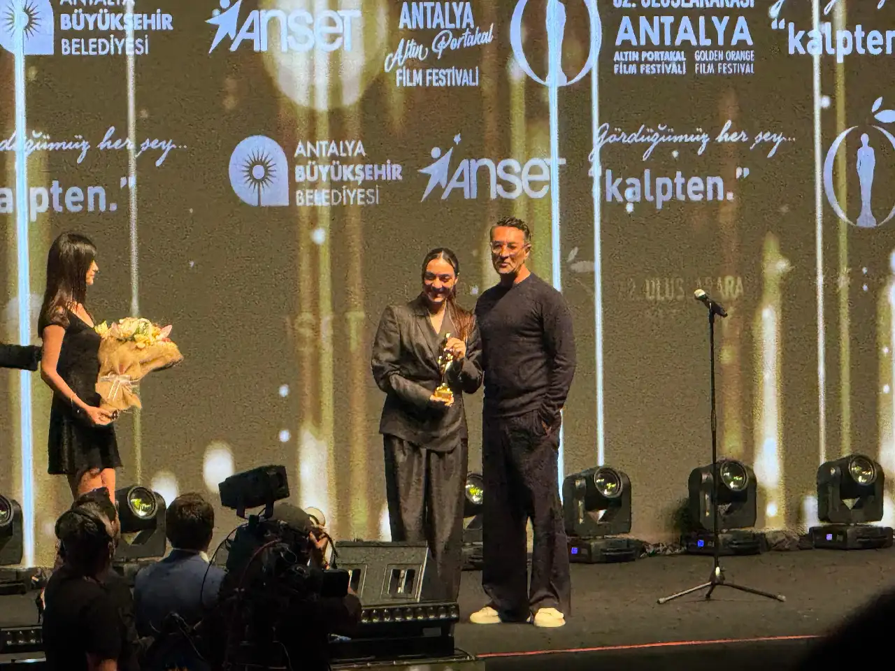 merve-dizdar-kimdir-kac-yasinda-nereli-hangi-filmler-ve-dizilerde-oynadi12-1.webp