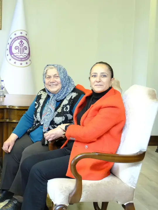 ahmet-gumenin-annesi-sengul-ozkana-veda-bakan-yumakli-cenazeye-katildi-11.webp