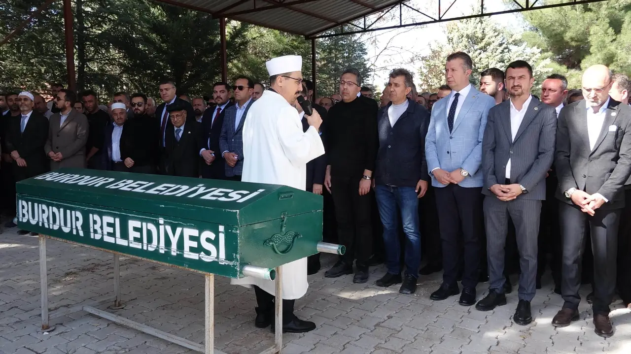 ahmet-gumenin-annesi-sengul-ozkana-veda-bakan-yumakli-cenazeye-katildi-2.webp