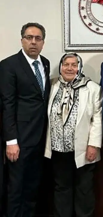 ahmet-gumenin-annesi-sengul-ozkana-veda-bakan-yumakli-cenazeye-katildi-4.webp