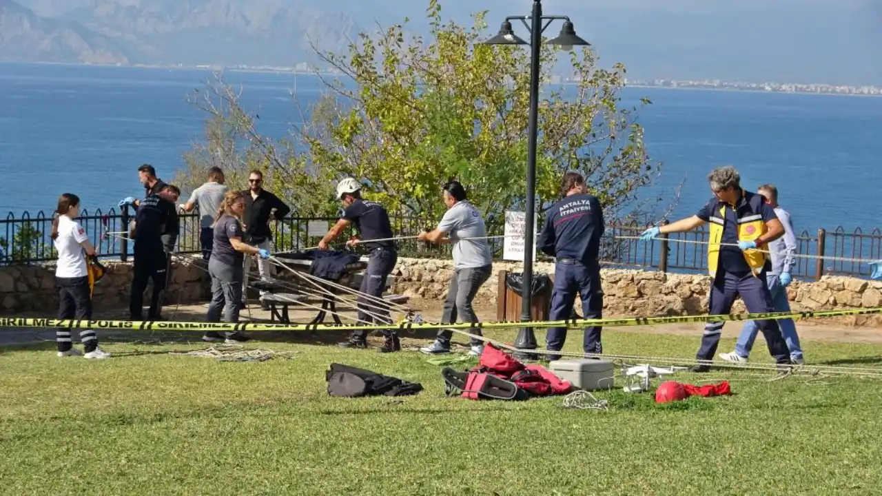 antalya-falezlerde-aci-olum-2-saatlik-operasyonu-yuzerek-izlediler-3.webp