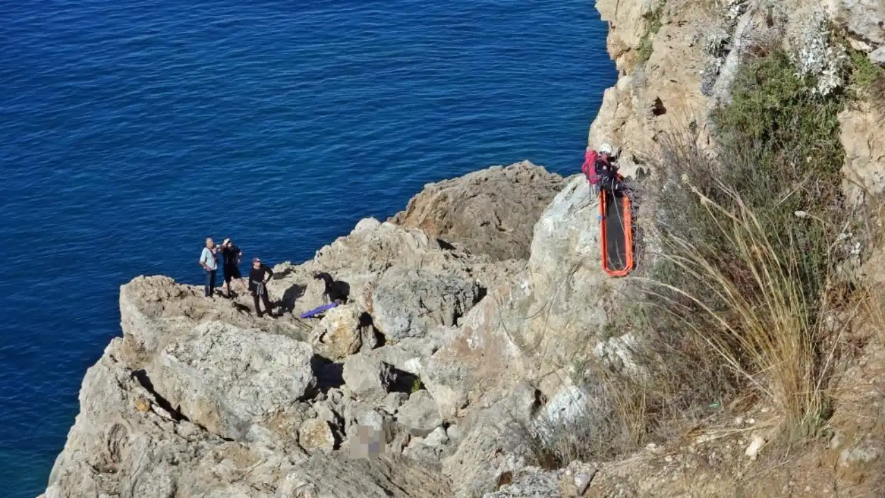 antalya-falezlerde-aci-olum-2-saatlik-operasyonu-yuzerek-izlediler.webp