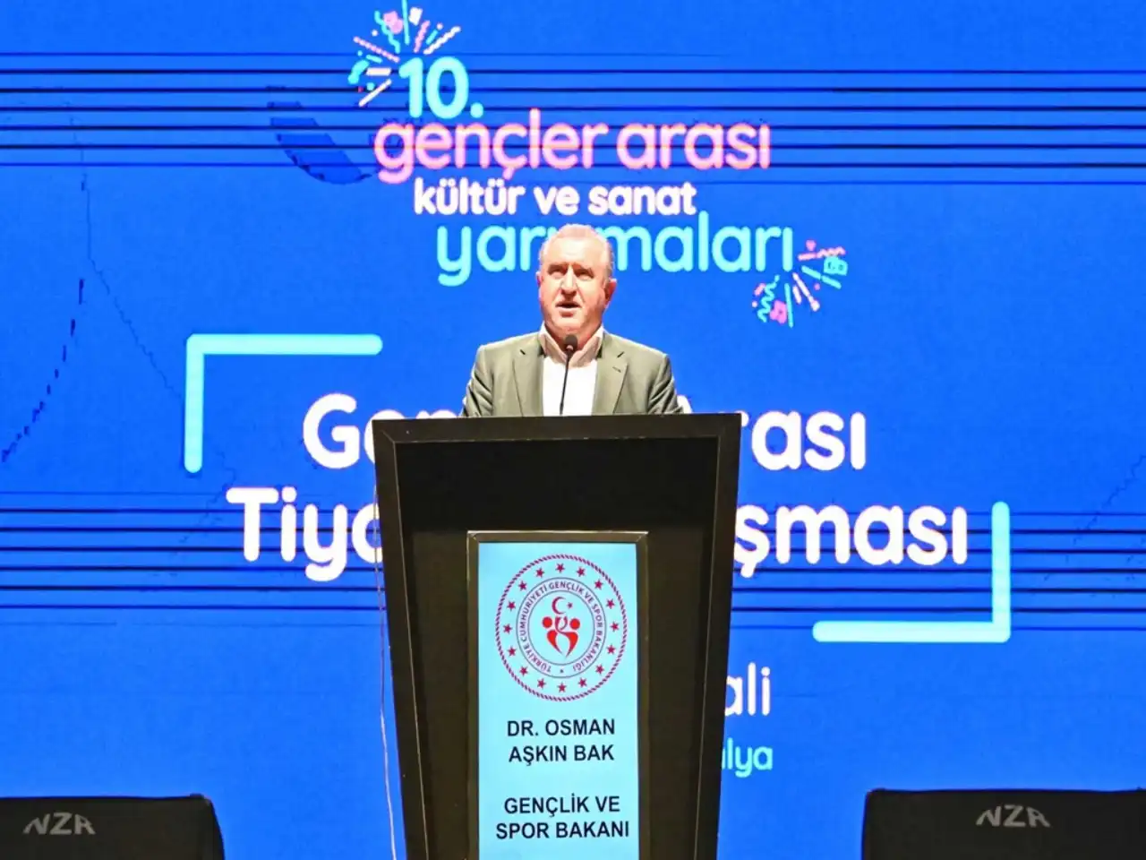 bakan-bak-antalyada-genclerle-bulustu-aspendosta-tiyatro-turkiye-finali-heyecani.webp