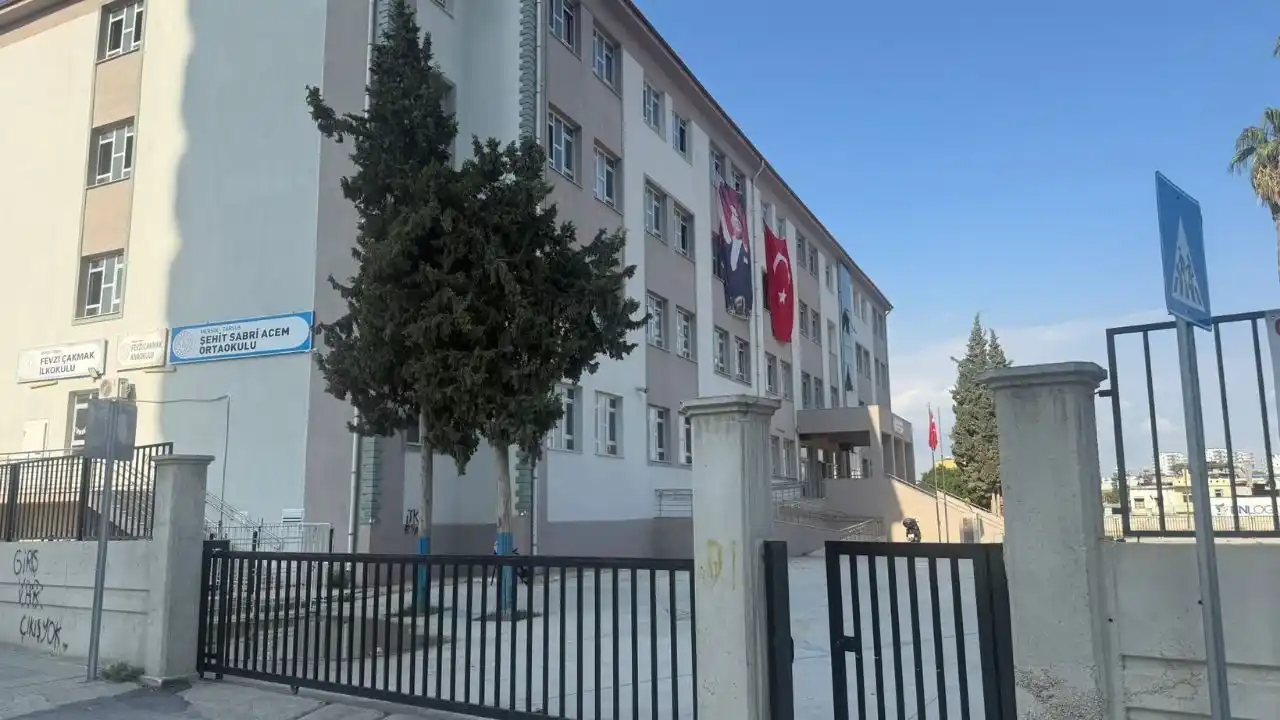 mersinde-patatesli-sikma-krizi-26-ogrenci-zehirlenme-suphesiyle-hastaneye-kaldirildi-1.webp