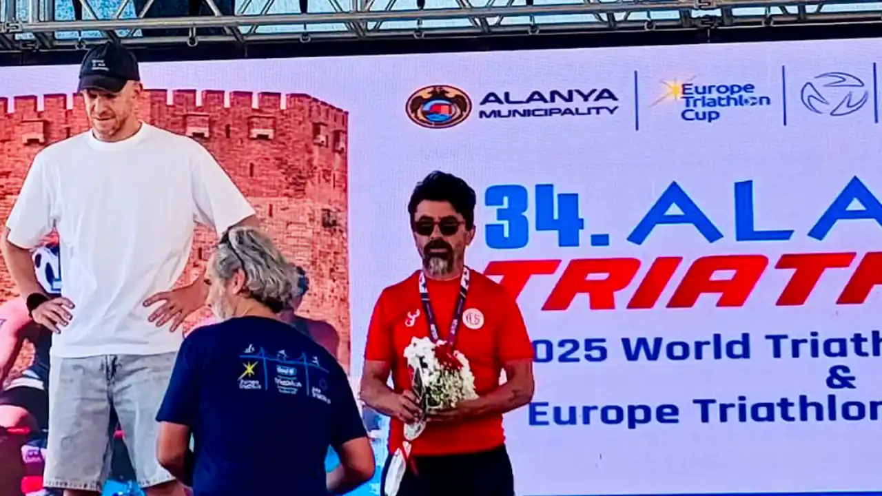 akdenizgercek-alanya-triatlonunda-antalyaspor-ruzgari-2.webp