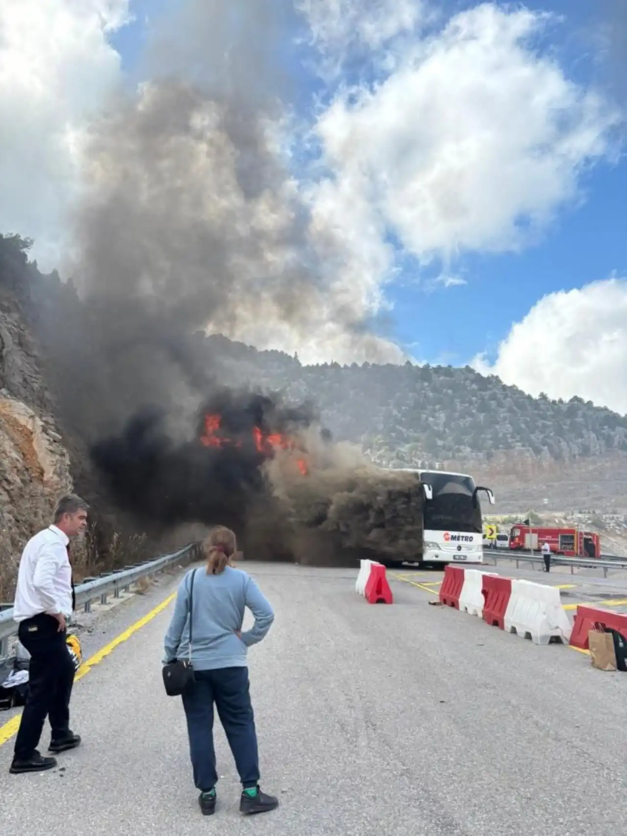 antalya-karayolunda-yolcu-otobusu-alev-aldi-yolcular-tahliye-edildi-2.webp