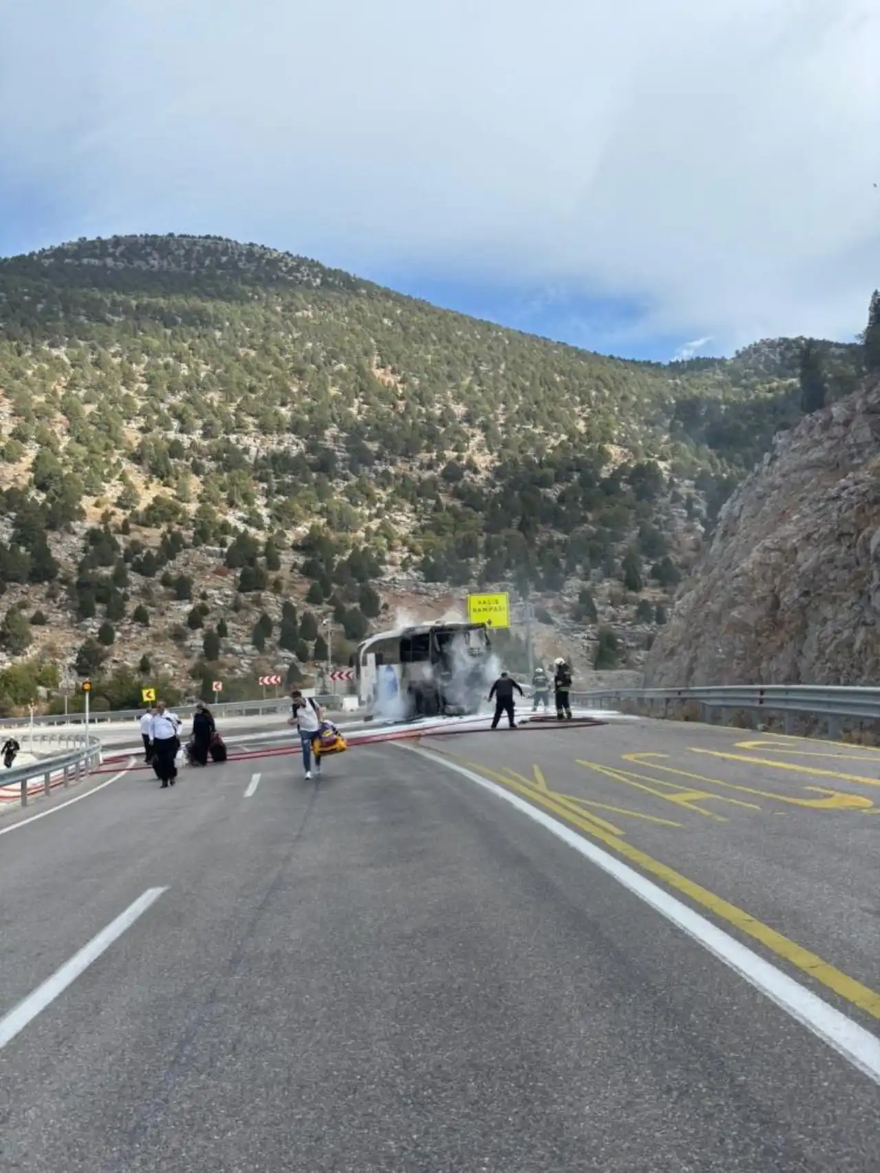 antalya-karayolunda-yolcu-otobusu-alev-aldi-yolcular-tahliye-edildi-3.webp