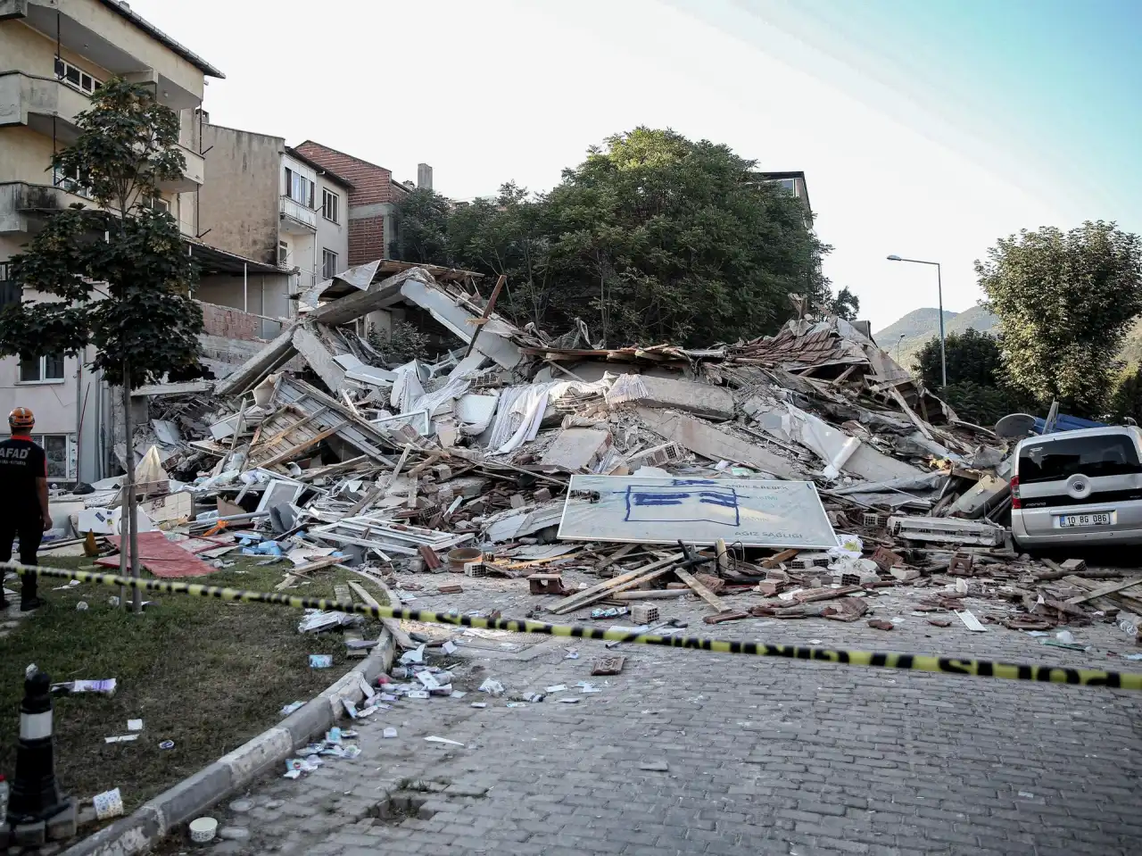 balikesirde-6-1lik-deprem-sonrasi-artcilar-suruyor-2.webp