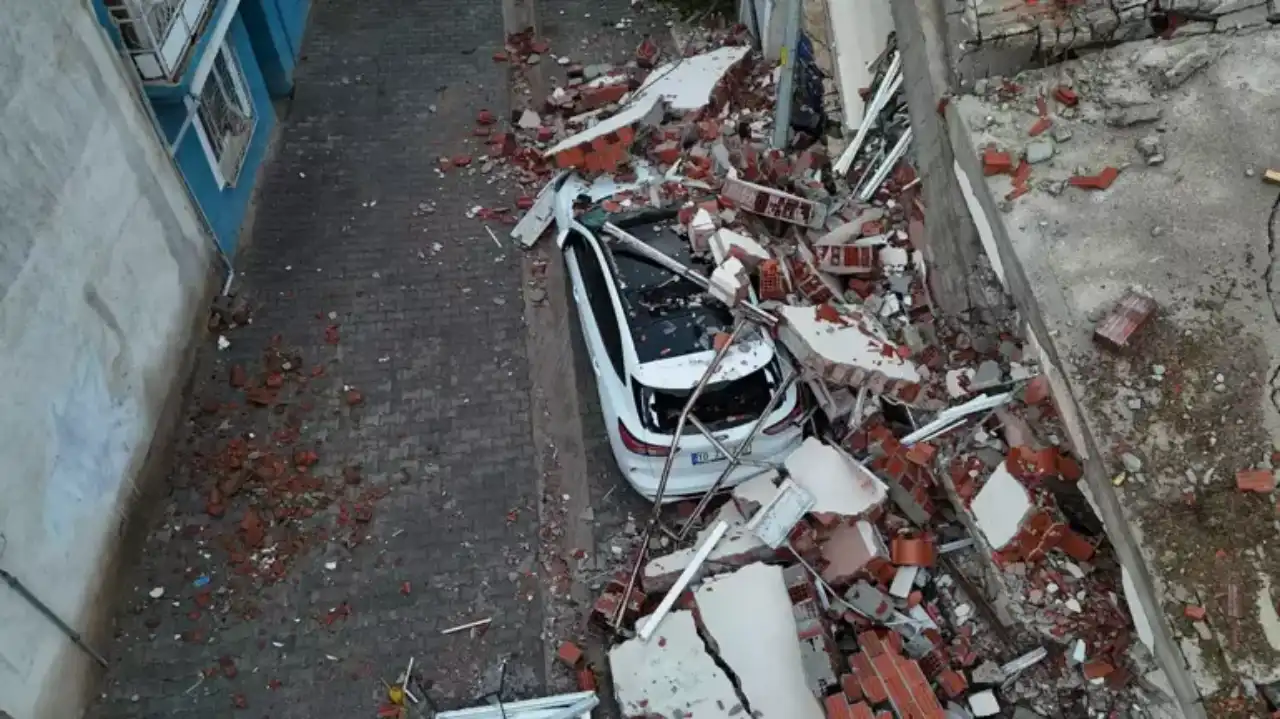 son-dakika-turkiyede-korkutan-deprem-balikesir-6-1-sonra-4-2-ile-sallandi-3.webp