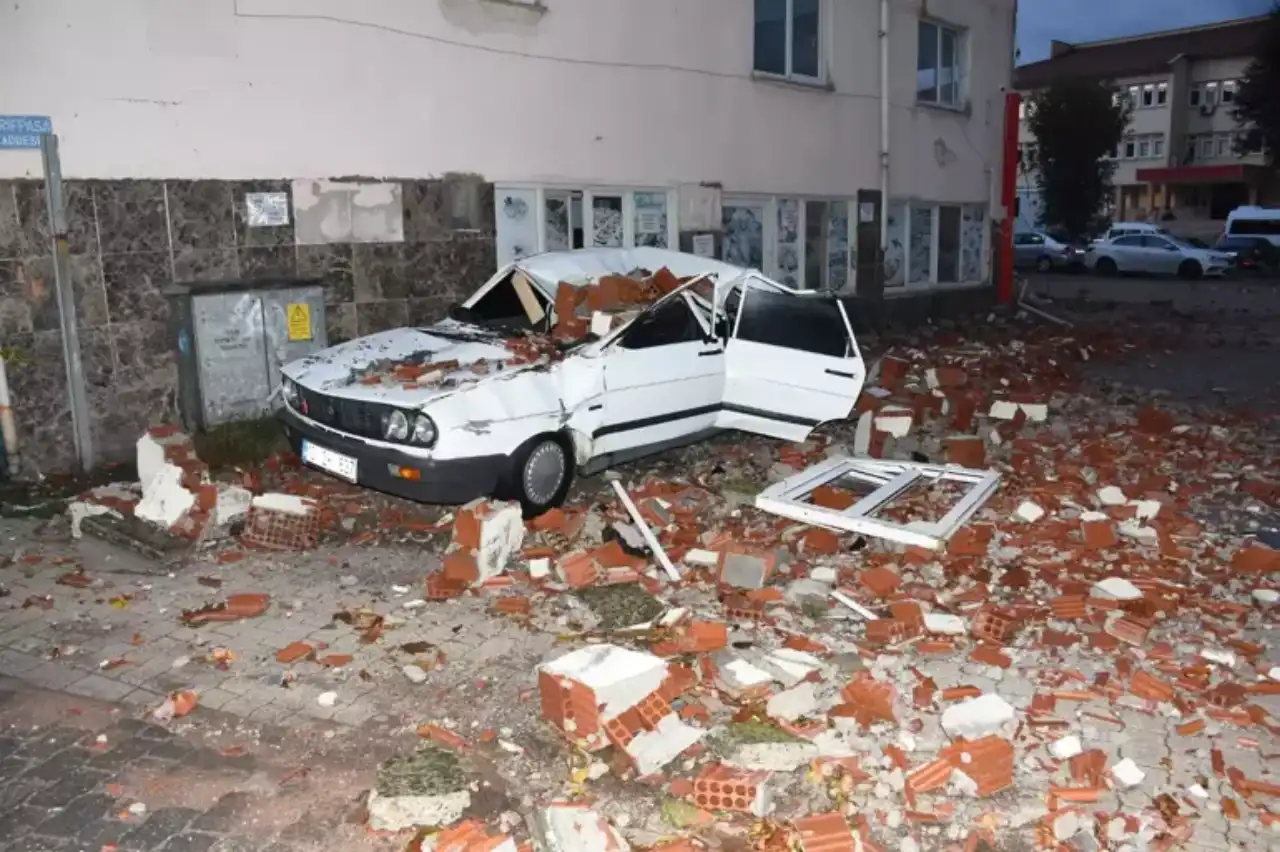 son-dakika-turkiyede-korkutan-deprem-balikesir-6-1-sonra-4-2-ile-sallandi-4.webp