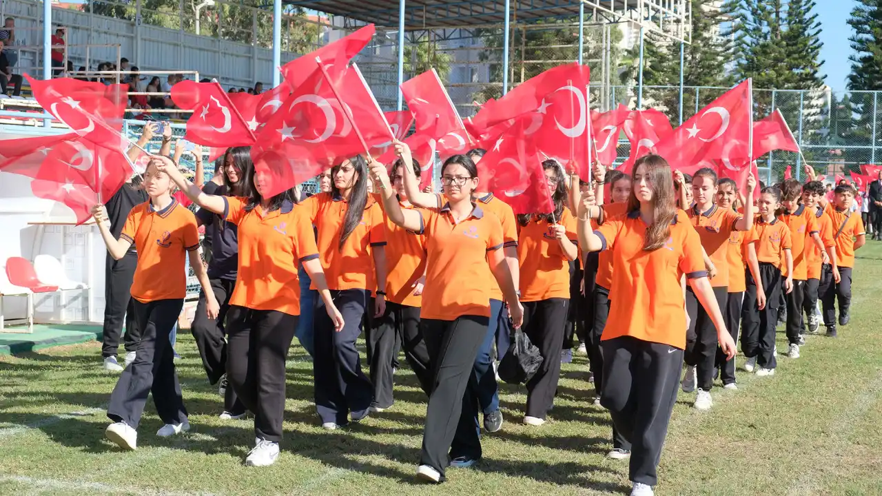 akdenizgercek-kemerde-genclige-hitabe-ayakta-alkislandi-1.webp