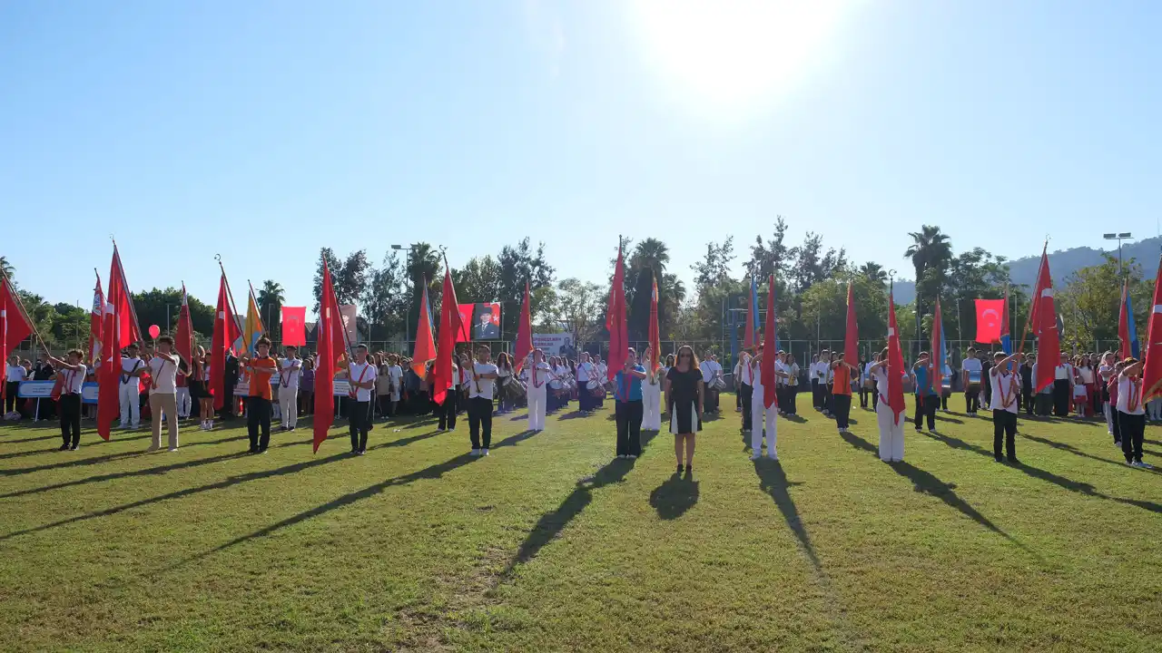 akdenizgercek-kemerde-genclige-hitabe-ayakta-alkislandi-5.webp
