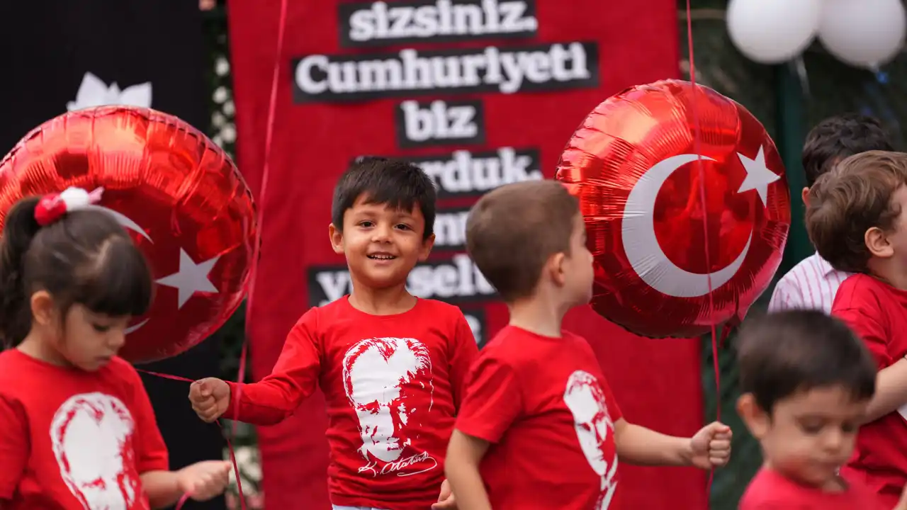akdenizgercek-konyaaltinda-miniklerden-anlamli-cumhuriyet-kutlamasi-3.webp
