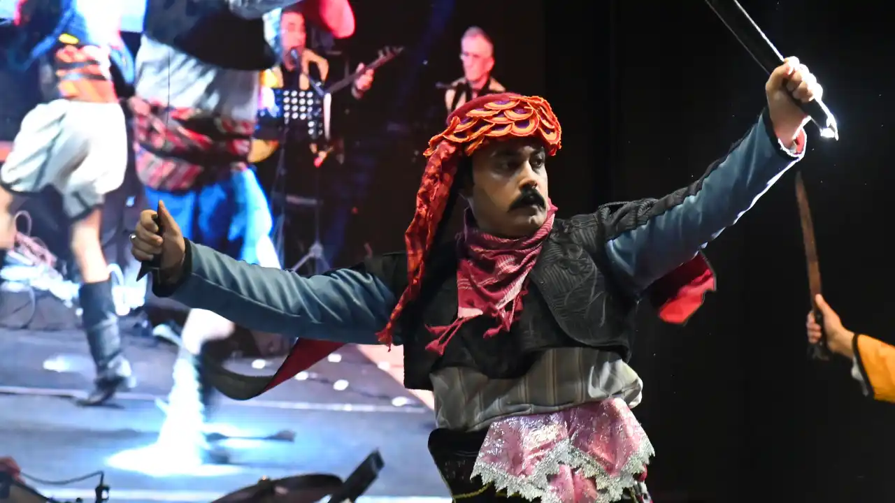 akdenizgercek-kumlucada-cumhuriyetin-zeybekleri-ayakta-alkislandi-6.webp