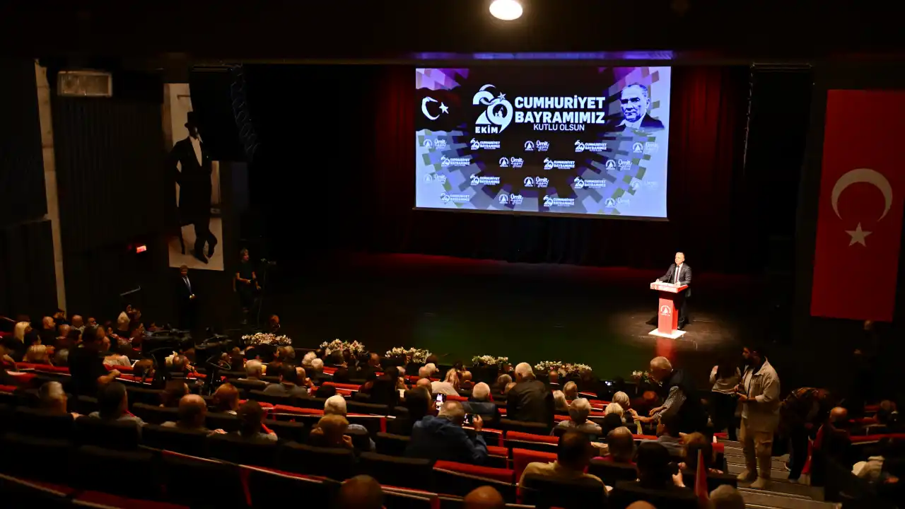 akdenizgercek-sinan-meydan-antalyada-cumhuriyetin-kurulusunu-anlatti-1.webp