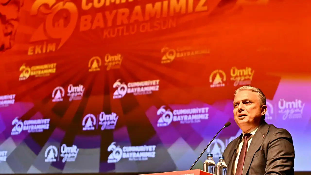 akdenizgercek-sinan-meydan-antalyada-cumhuriyetin-kurulusunu-anlatti-2.webp