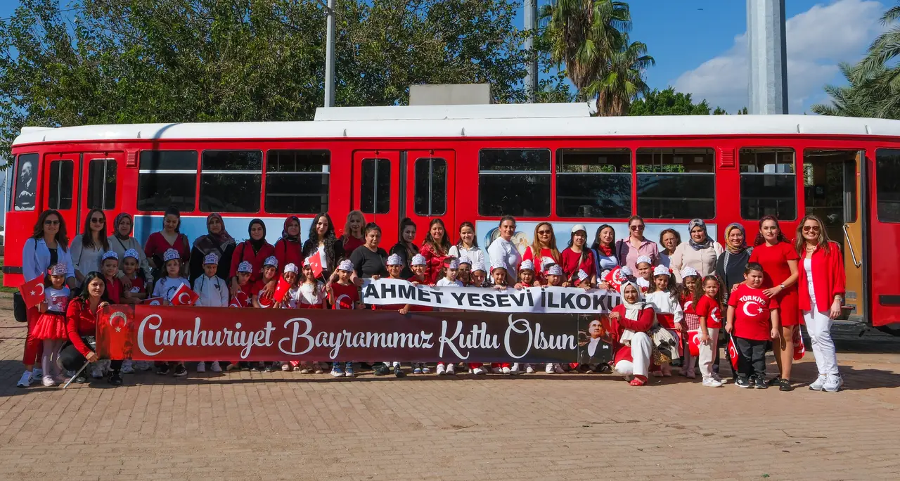 antalyada-nostalji-tramvayinda-cumhuriyet-sevinci-3.webp