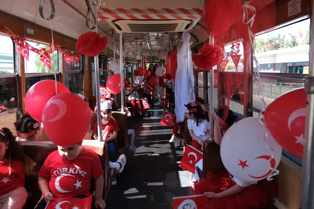 antalyada-nostalji-tramvayinda-cumhuriyet-sevinci-4.webp