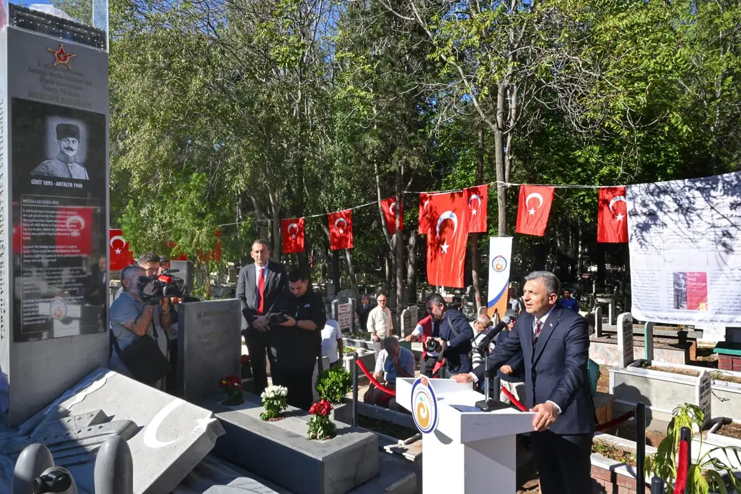 antalyada-topcu-yuzbasi-akerin-anit-mezari-acildi-2.webp