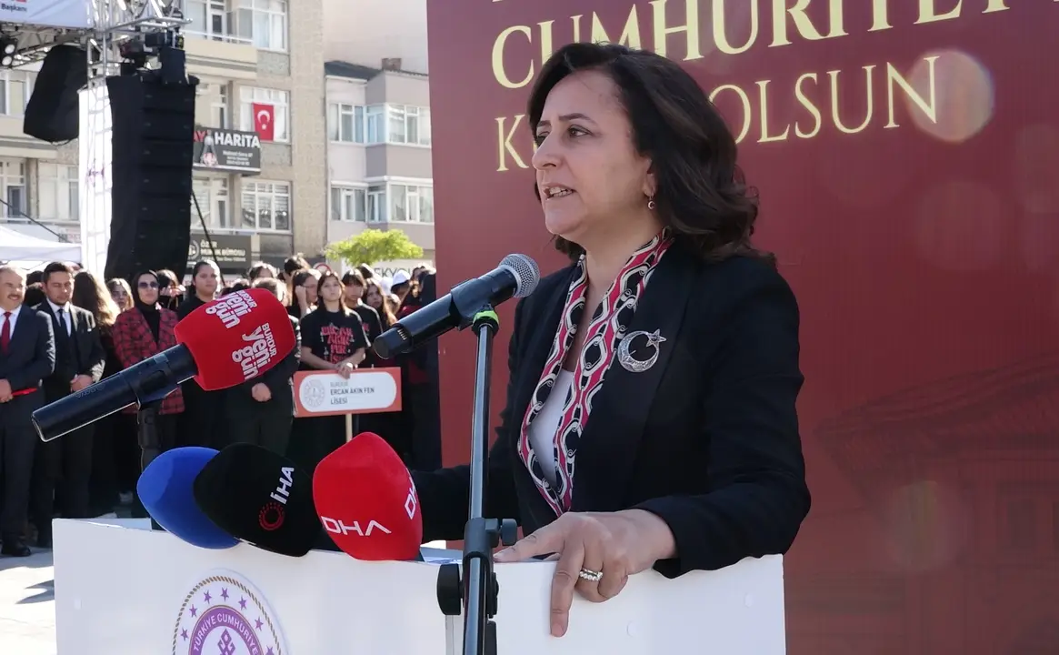 burdurda-cumhuriyetimizin-102-yilina-coskulu-kutlama-2.webp