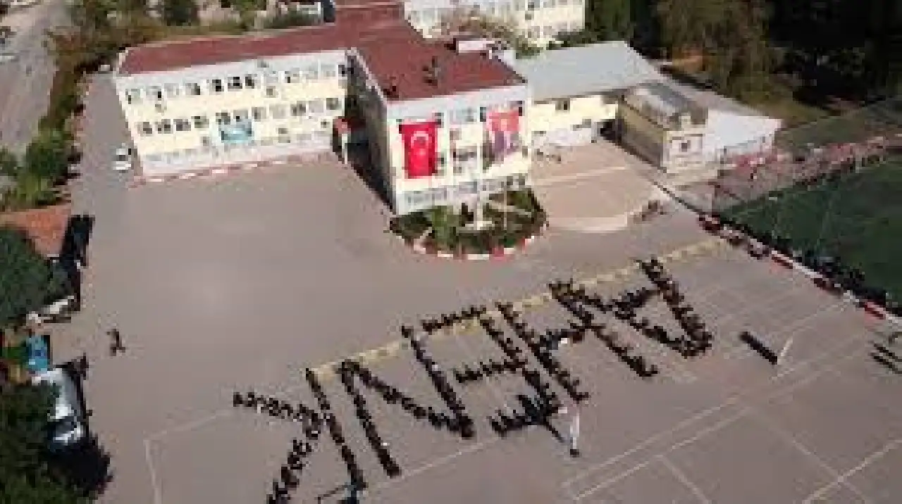 milli-egitimin-bayrak-genelgesi-antalyada-kriz-cikardi1-3.webp