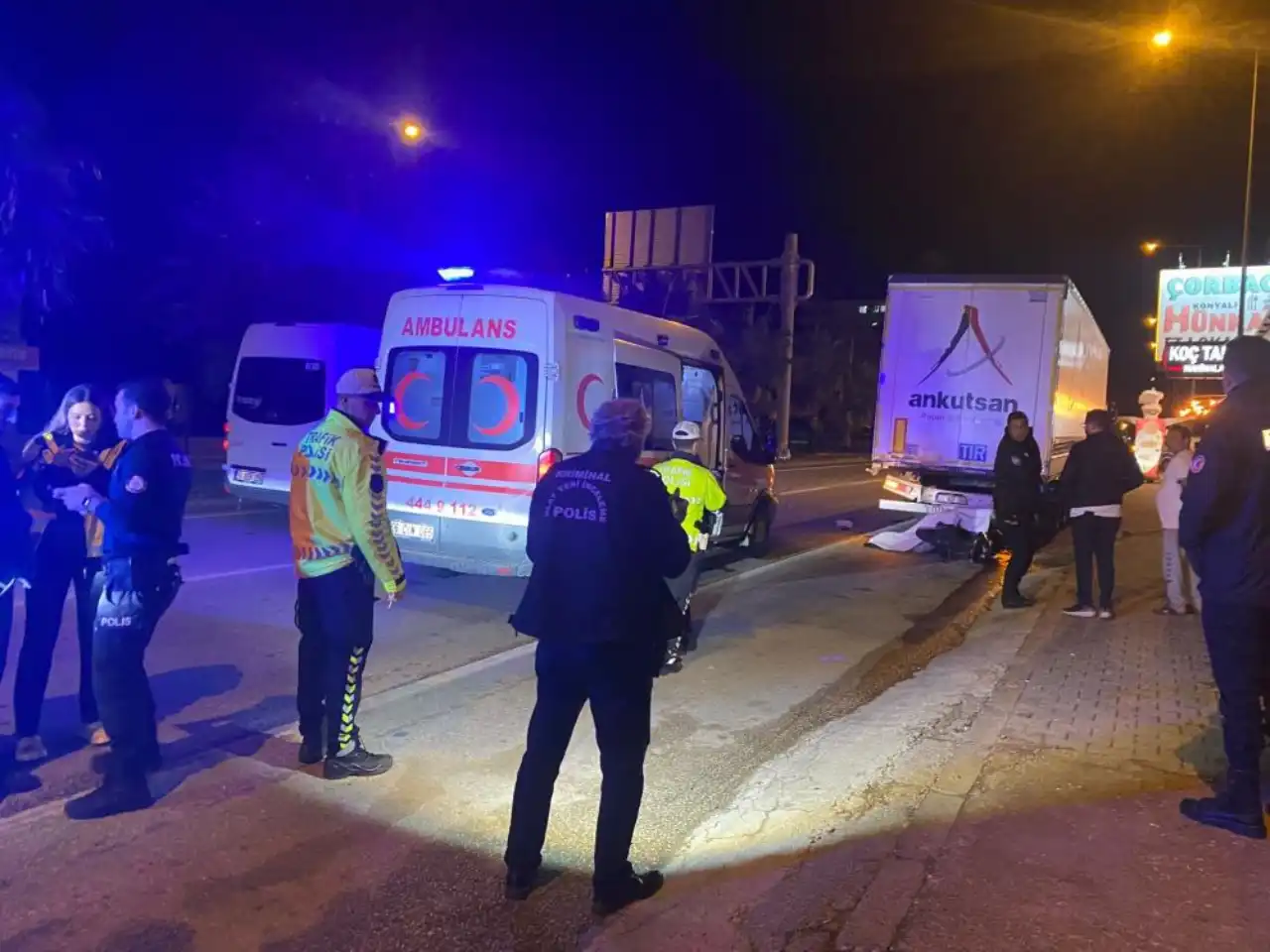 serikte-feci-kazada-motosiklet-park-halindeki-tira-carpti-surucusu-hayatini-kaybetti-3.webp