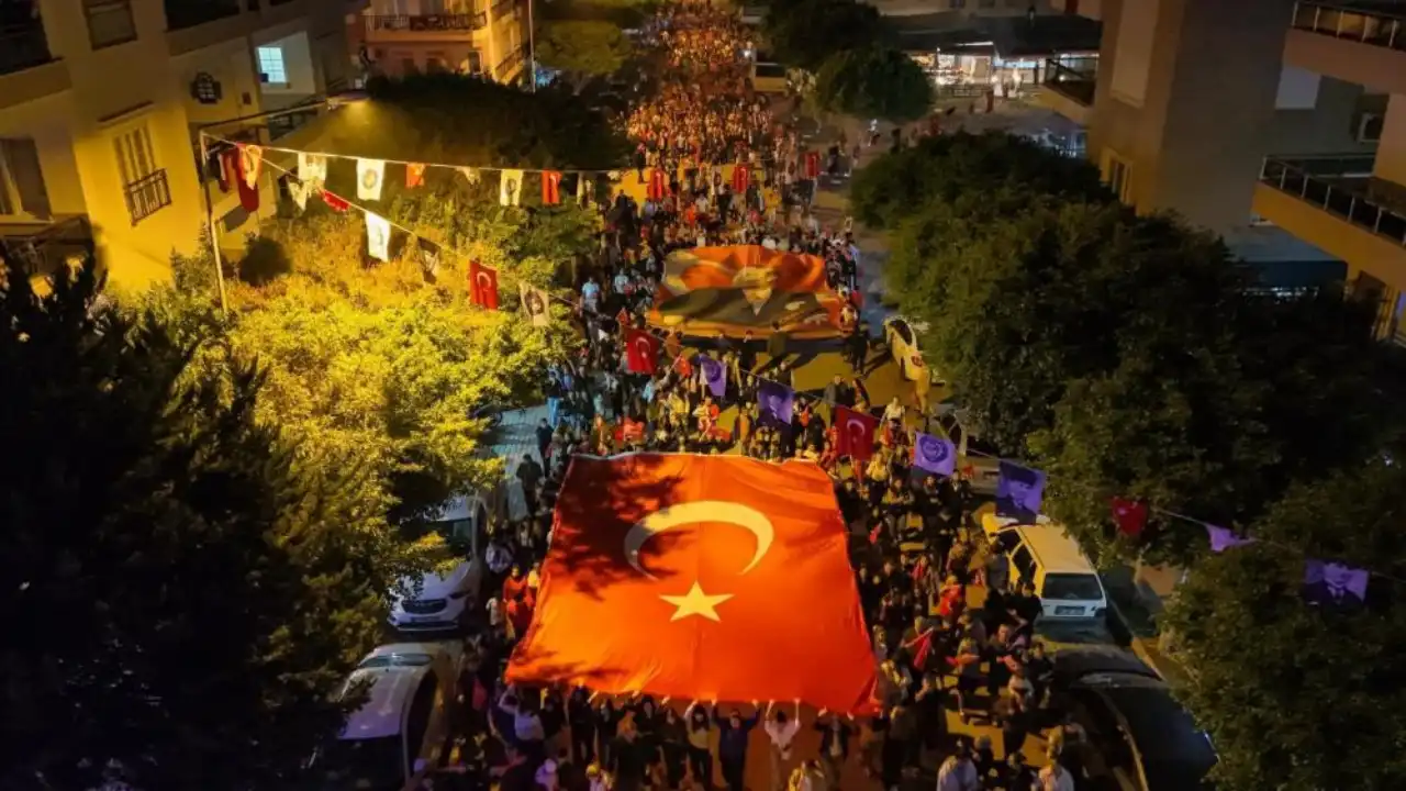 demrede-gelin-ve-damat-cumhuriyet-coskusuna-eslik-etti-2.webp