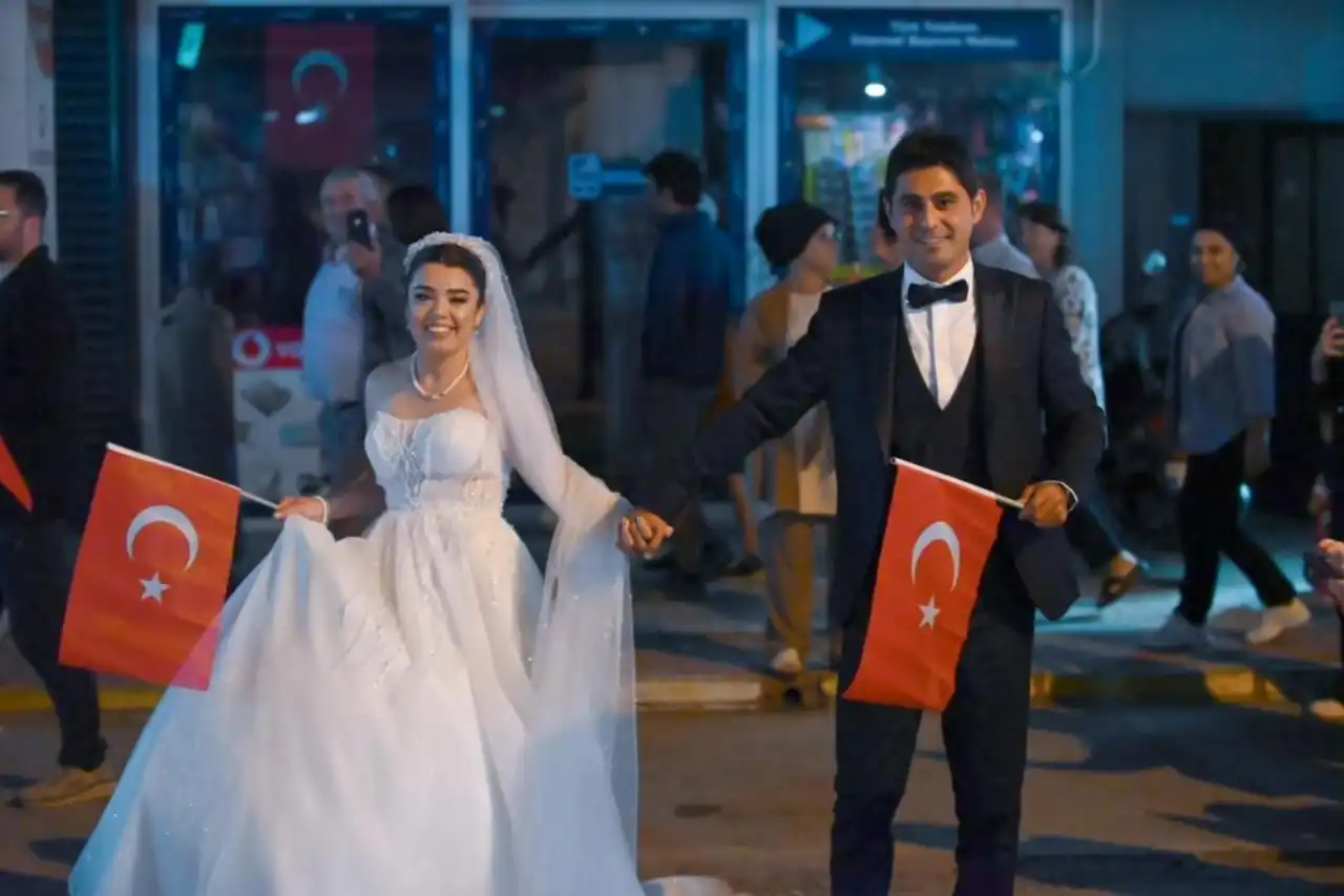 demrede-gelin-ve-damat-cumhuriyet-coskusuna-eslik-etti-3.webp