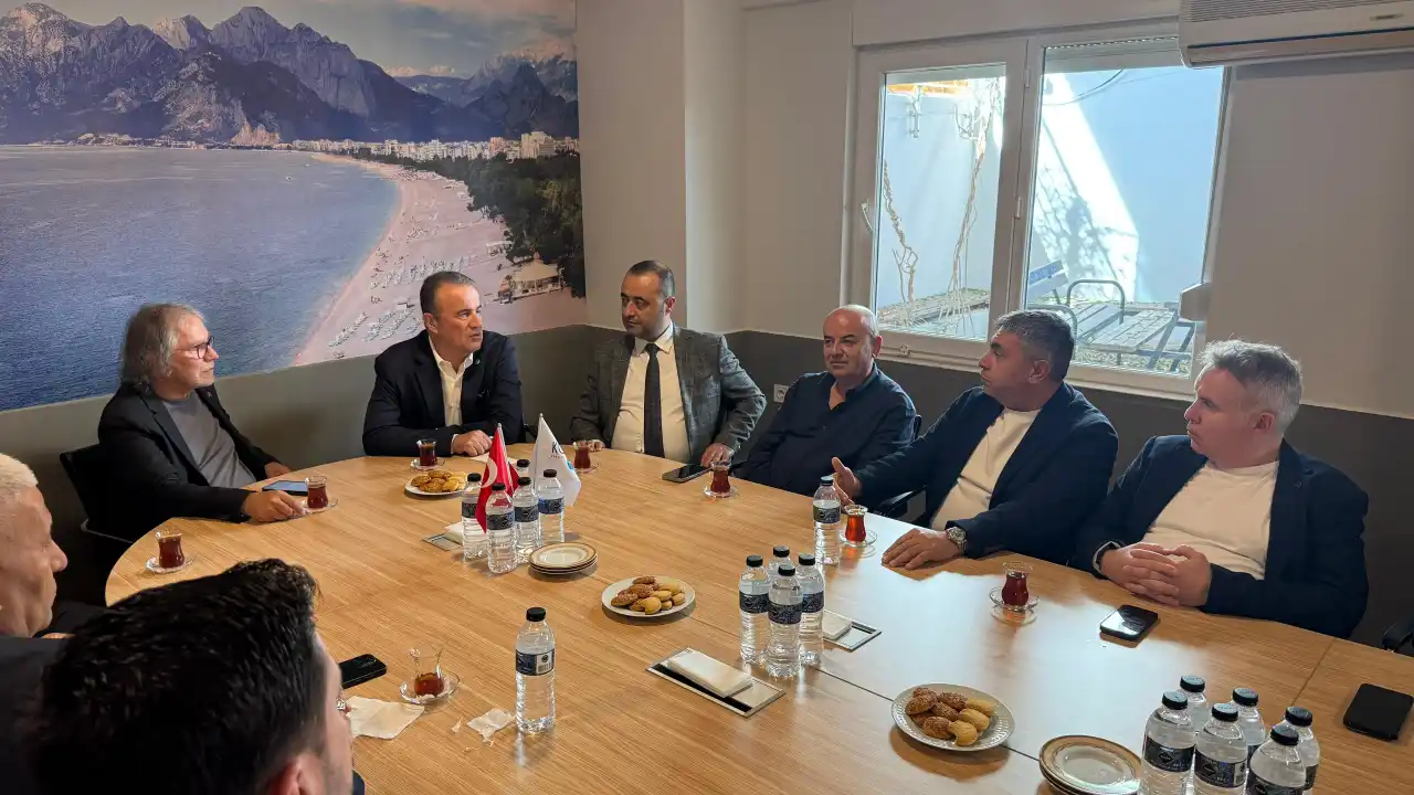 akdenizgercek-mhp-antalya-milletvekili-baskan-esnafin-nabzini-tuttu-2.webp