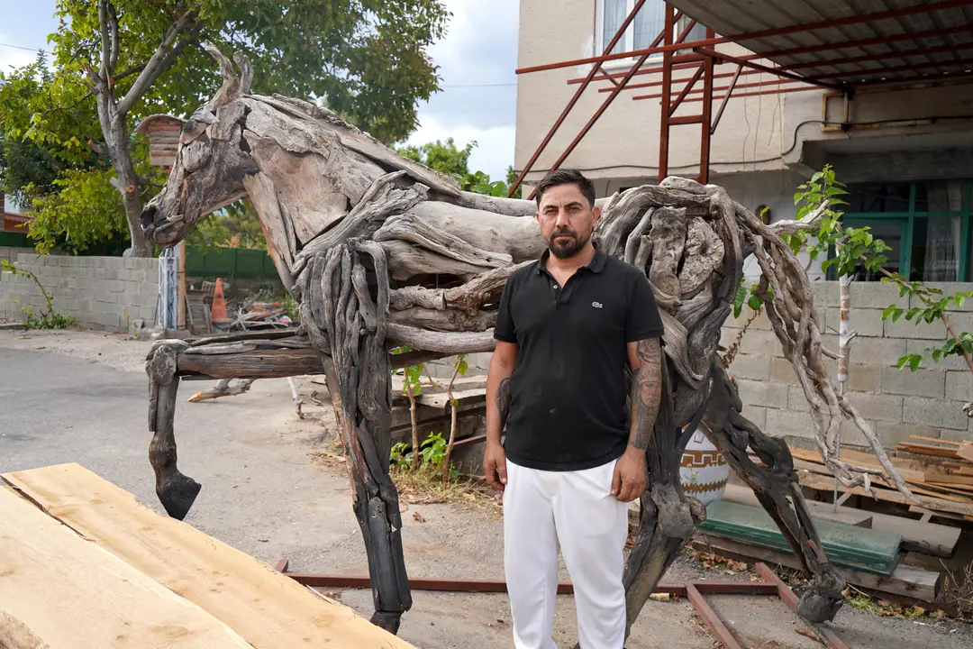 antalyada-driftwoodla-atik-agaclar-heykele-donusuyor-5.webp