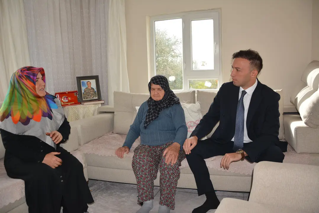korkutelinde-sehadetinin-20-yilinda-ahmet-belenin-ailesine-ziyaret-2.webp