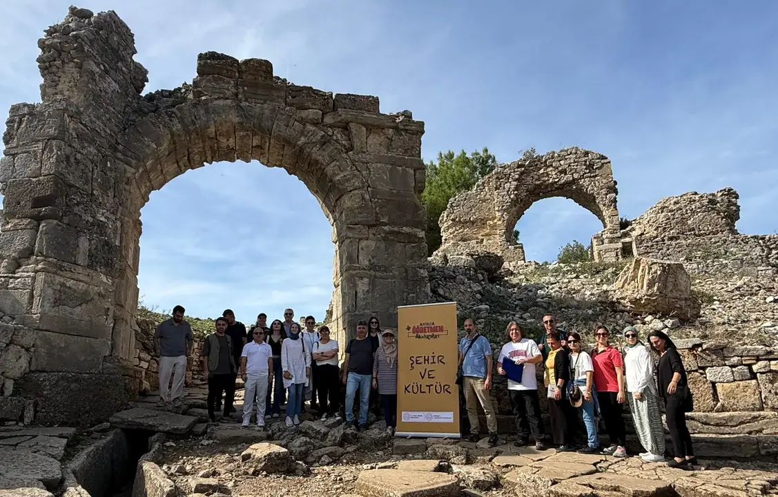 antalyada-ogretmenler-aspendosta-zamanin-izini-surdu-2.webp