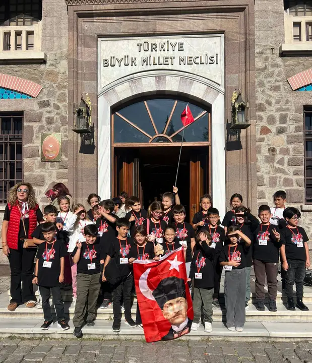minik-yurekler-anitkabirde-antalyali-ogrenciler-atamiza-karanfillerle-gitti-2.webp