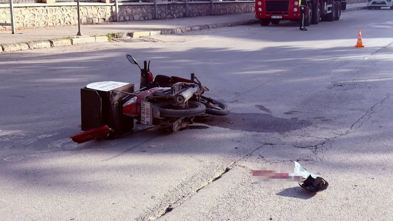 yalvacta-kavsakta-carpistilar-motosikletlinin-durumu-ciddi.webp