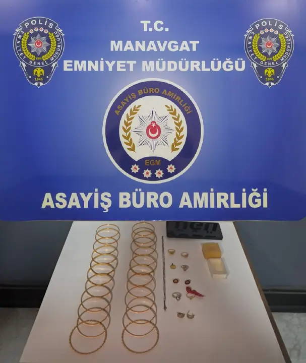 3-sehir-23-altin-bilezik-5-yuzuk-polis-kilifli-vurgun-antalyada-cozuldu-2.webp