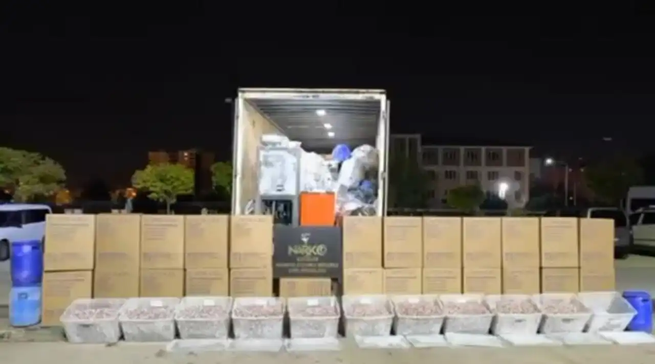 antalya-emniyetinde-uyusturucusu-imalathanesine-operasyon-1-milyon-800-bin-hap-yakalandi-3.webp