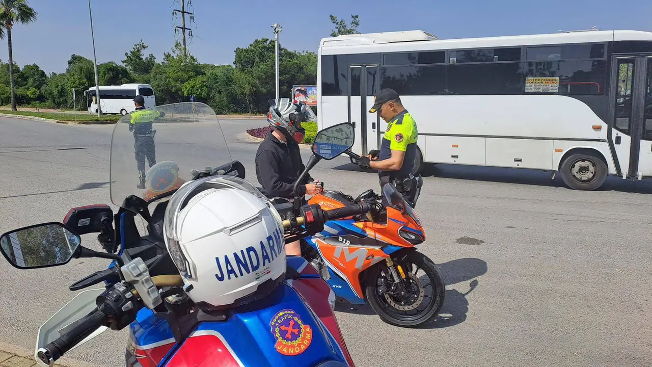 antalyada-12-bin-motosiklete-sok-denetim-cekiciye-yuklendiler-3.webp