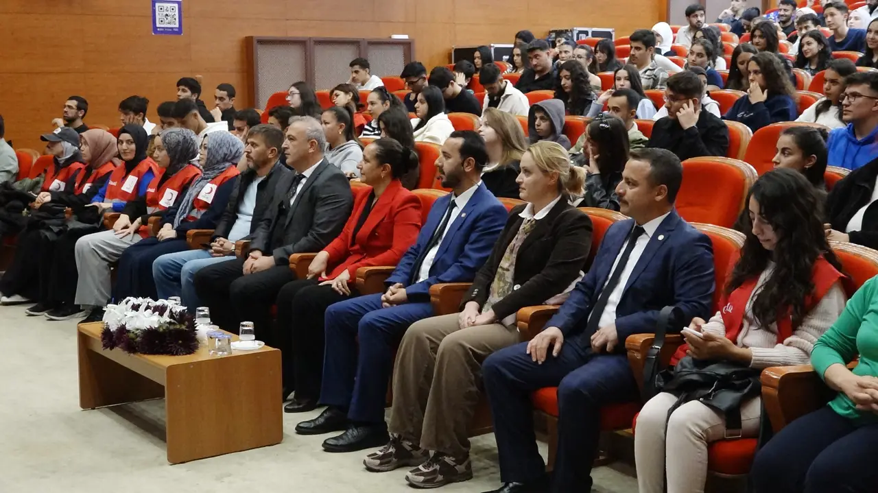 burdurda-afet-paneli-vali-bilgihandan-afad-gonullulugu-cagrisi-2.webp
