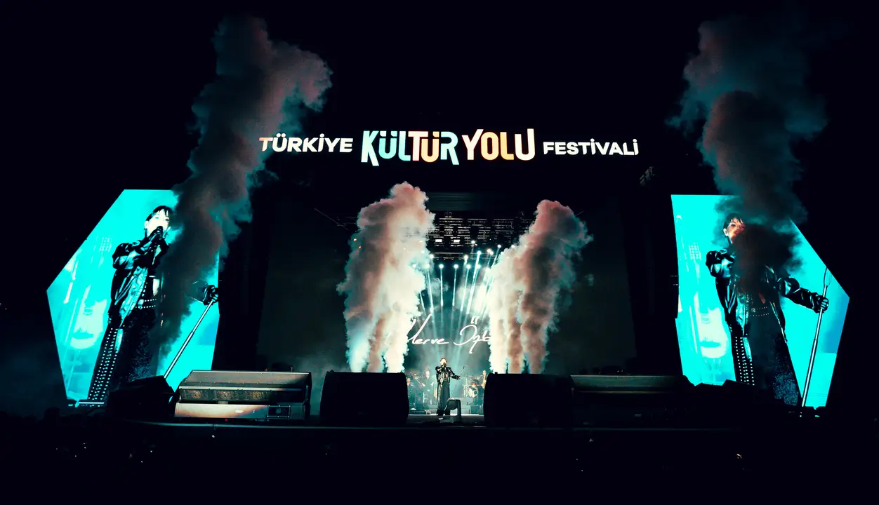 merve-ozbeyden-antalyada-festivale-veda-konseri-2.webp