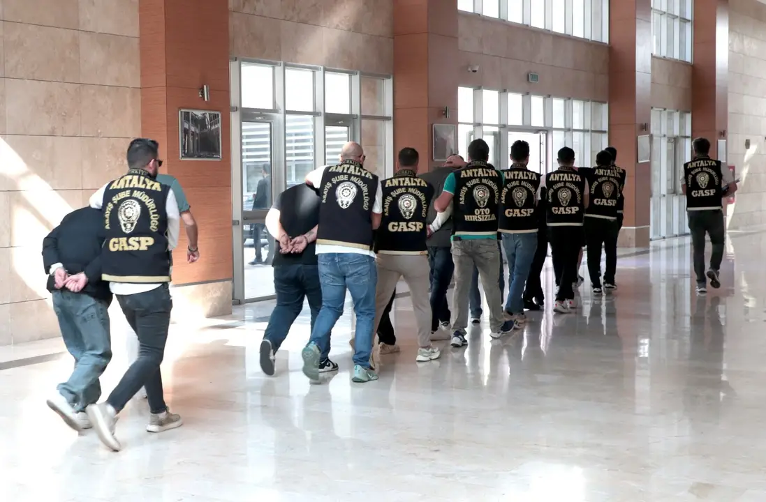 ters-kelepce-yalin-ayak-antalyada-isyerine-saldirida-10-tutuklama-2.webp