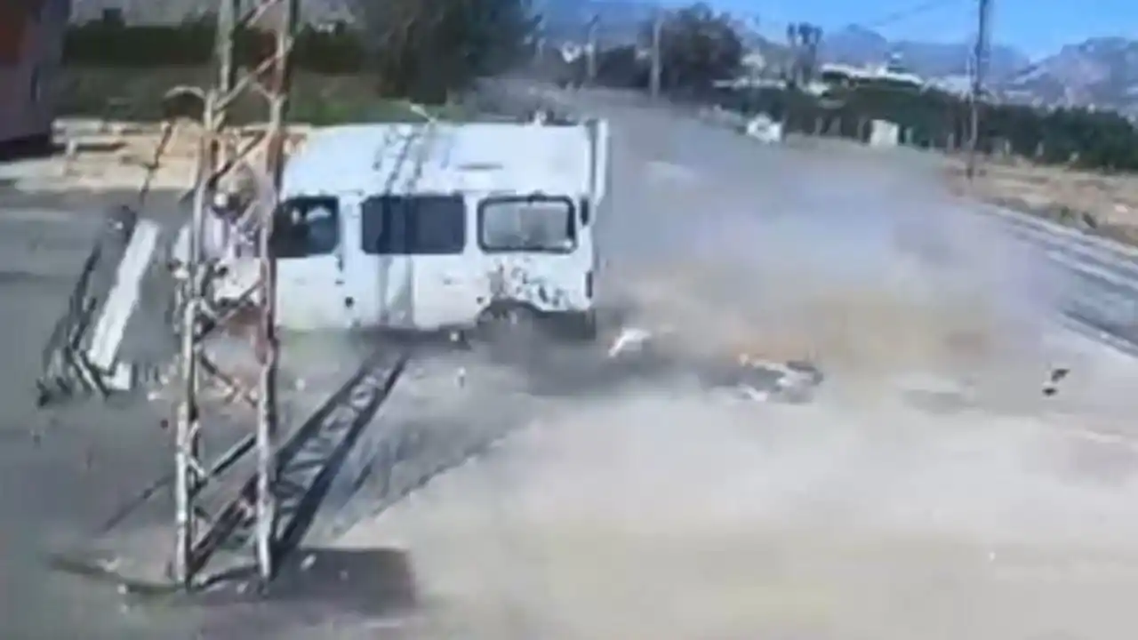 adanada-minibus-kazasi-guvenlik-kamerasina-anbean-yansidi-1.webp