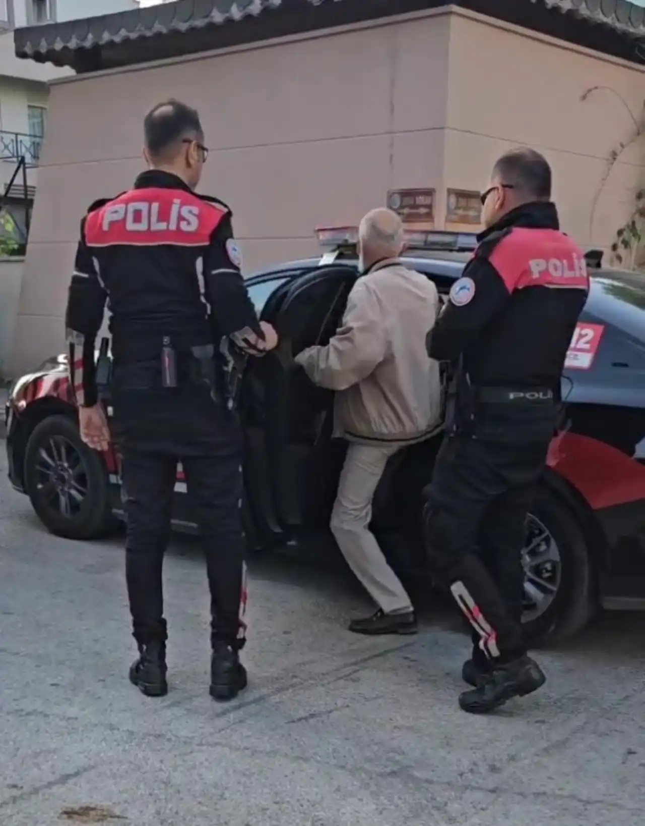 antalyada-emekli-polis-kopegi-vurmustu-emekli-polise-hapis-talebi-3.webp