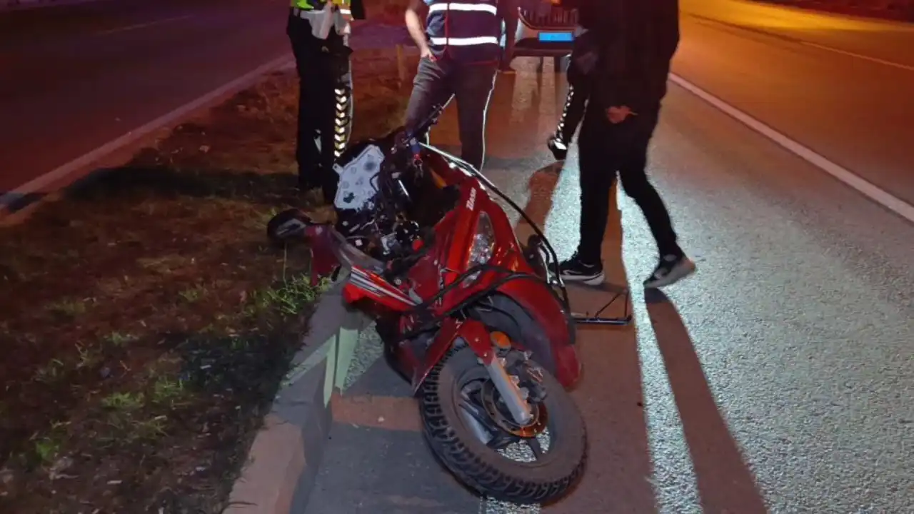 manavgatta-navigasyona-bakmak-icin-duran-otomobile-motosiklet-carpti-surucu-yaralandi-2.webp