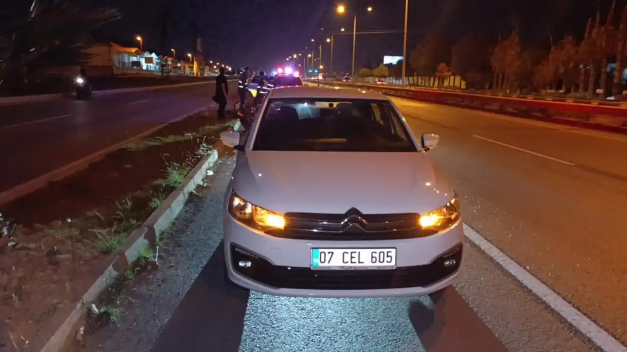 manavgatta-navigasyona-bakmak-icin-duran-otomobile-motosiklet-carpti-surucu-yaralandi-3.webp