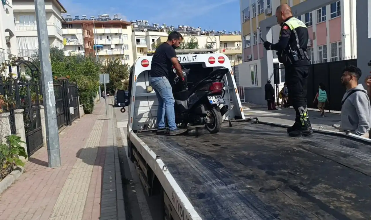manavgatta-okul-onunde-tehlikeli-hareketler-yapan-motosiklete-ceza-yagdi.webp