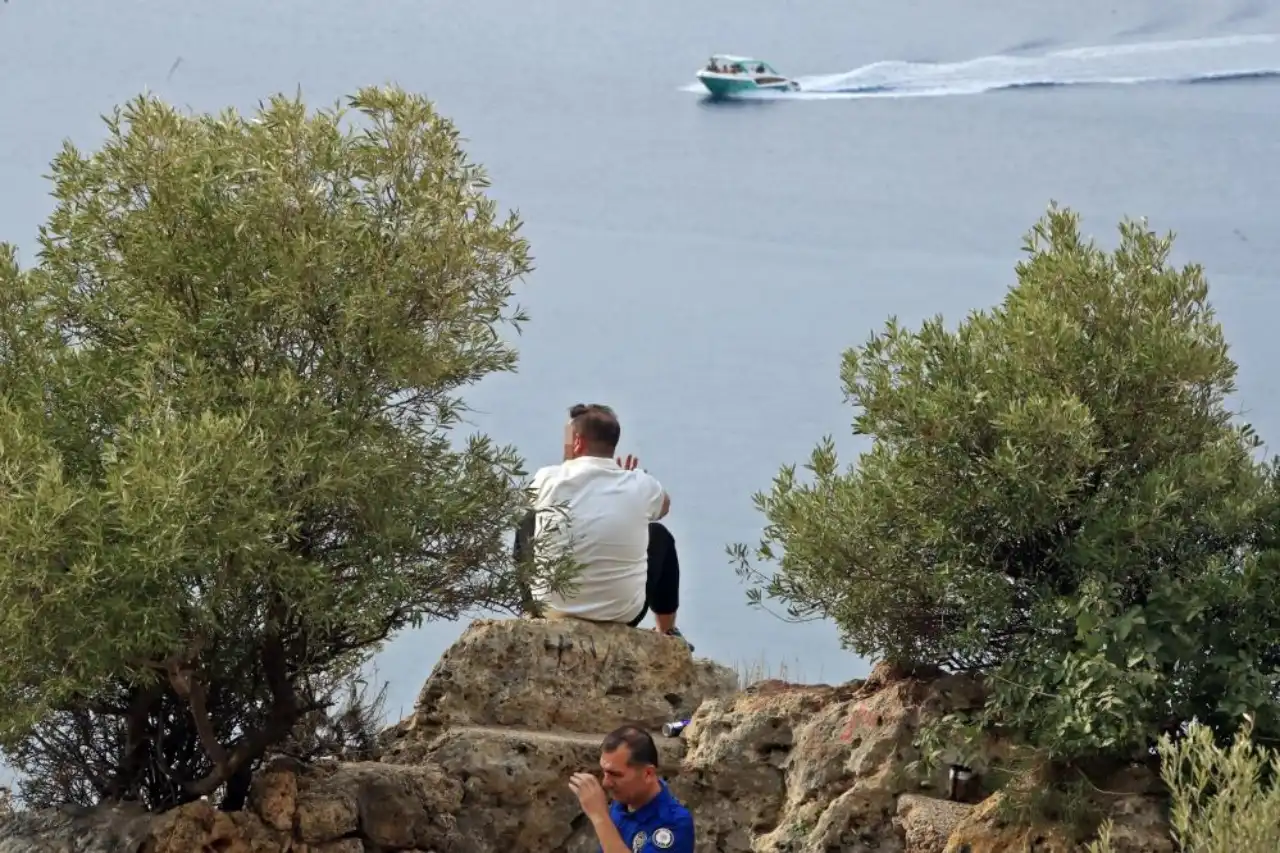 antalya-falezlerde-intihar-alarmi-ekipler-harekete-gecti-3.webp